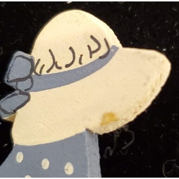Small Sunbonnet Sue Lapel Pin Brooch Hand-made OOAK Initialed BT - Picture 7 of 7